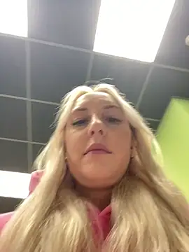 Snapshot of MerlinDave chatting on 09/22/25, 02:13 MerlinDave online show from 09/22/25, 02:13