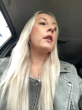 Snapshot of MerlinDave chatting on 09/28/25, 01:44 MerlinDave online show from 09/28/25, 01:44