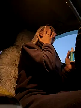 Snapshot of MerlinDave chatting on 11/17/25, 01:33 MerlinDave online show from 11/17/25, 01:33