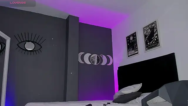 Snapshot of Raven_Witch_ chatting on 03/08/25, 12:11 Raven Witch online show from 03/08/25, 12:11