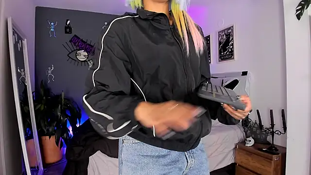 Snapshot of Raven_Witch_ chatting on 10/03/25, 09:23 Raven Witch online show from 10/03/25, 09:23