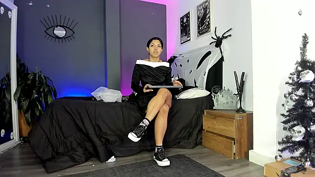 Snapshot of Raven_Witch_ chatting on 12/05/25, 08:16 Raven Witch online show from 12/05/25, 08:16