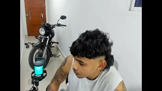 Snapshot of may_master chatting on 11/14/25, 02:32 may master online show from 11/14/25, 02:32