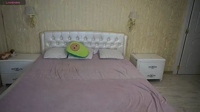 LunaaMayy online show from 11/19/25, 10:10