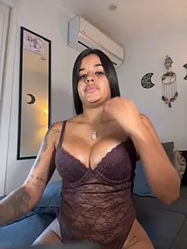 Snapshot of EmelyRogers chatting on 10/20/25, 05:02 EmelyRogers online show from 10/20/25, 05:02