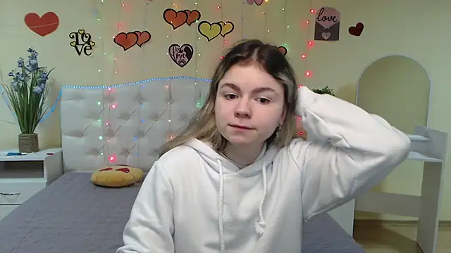 TinaRedly online show from 03/12/25, 06:33