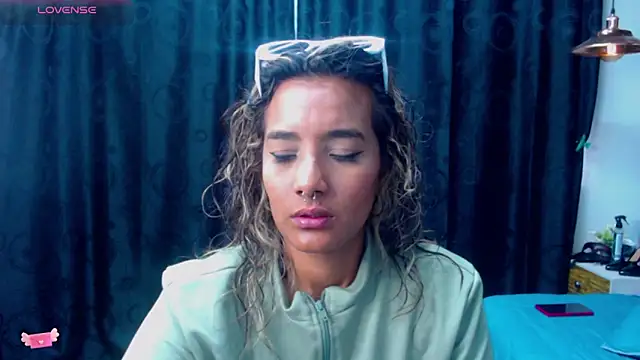 megan collins96 online show from 01/28/25, 07:53