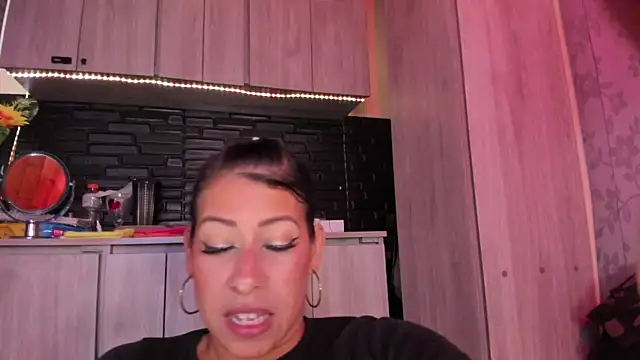 Snapshot of LaureenHills chatting on 11/13/25, 10:19 LaureenHills online show from 11/13/25, 10:19