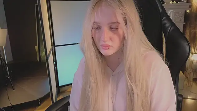 Snapshot of ELLIEJAY chatting on 06/07/26, 05:33 ELLIEJAY online show from 06/07/26, 05:33