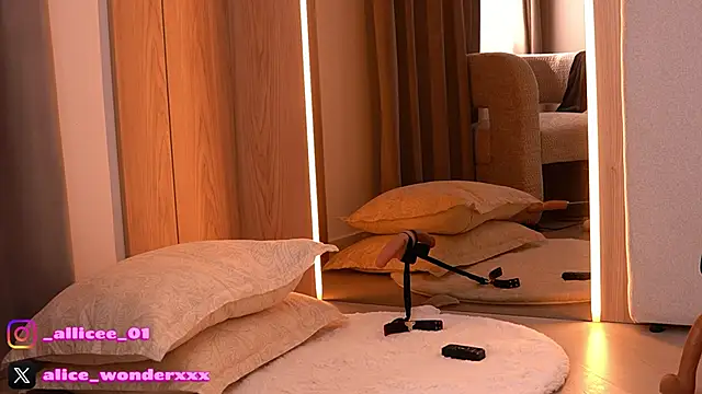 VanessaSimon online show from 04/11/26, 07:45