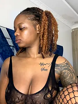 Snapshot of SexxyLunar chatting on 12/02/25, 12:38 SexxyLunar online show from 12/02/25, 12:38