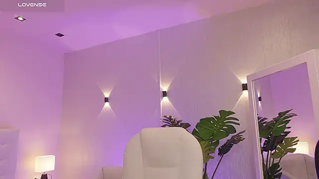 miagomezweb1 online show from 10/24/25, 01:51