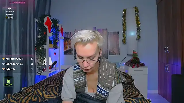 Snapshot of HelgaHimmell chatting on 12/22/24, 12:50 HelgaHimmell online show from 12/22/24, 12:50