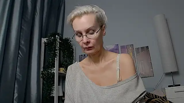 Snapshot of HelgaHimmell chatting on 01/21/25, 10:30 HelgaHimmell online show from 01/21/25, 10:30