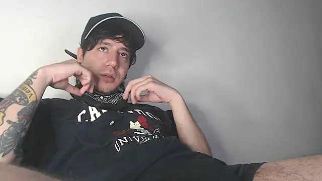 Snapshot of AndyBetti chatting on 12/03/25, 01:57 AndyBetti online show from 12/03/25, 01:57