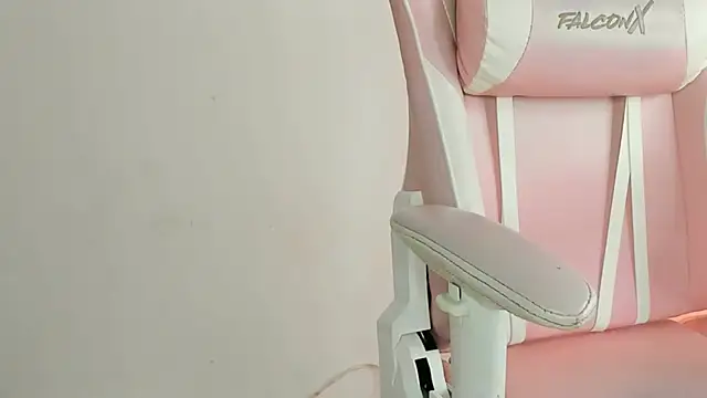 Snapshot of YenniferCurly chatting on 01/04/25, 12:38 YenniferCurly online show from 01/04/25, 12:38