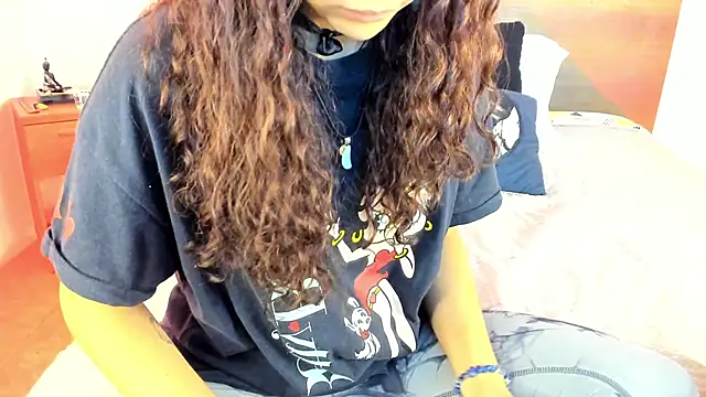 Snapshot of YenniferCurly chatting on 02/06/25, 12:48 YenniferCurly online show from 02/06/25, 12:48