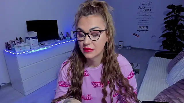 Snapshot of GlossyDiamondX chatting on 01/11/25, 05:20 GlossyDiamondX online show from 01/11/25, 05:20