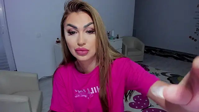 Snapshot of GlossyDiamondX chatting on 02/05/25, 05:41 GlossyDiamondX online show from 02/05/25, 05:41