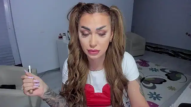 Snapshot of GlossyDiamondX chatting on 02/14/25, 05:09 GlossyDiamondX online show from 02/14/25, 05:09