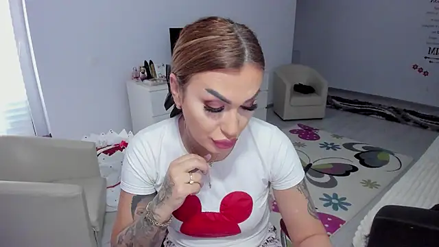 Snapshot of GlossyDiamondX chatting on 02/20/25, 06:28 GlossyDiamondX online show from 02/20/25, 06:28