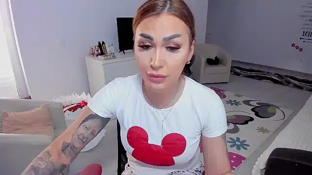 Snapshot of GlossyDiamondX chatting on 02/20/25, 02:02 GlossyDiamondX online show from 02/20/25, 02:02