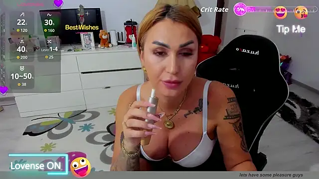 Snapshot of GlossyDiamondX chatting on 09/23/25, 02:42 GlossyDiamondX online show from 09/23/25, 02:42