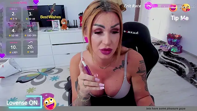 Snapshot of GlossyDiamondX chatting on 09/25/25, 10:19 GlossyDiamondX online show from 09/25/25, 10:19