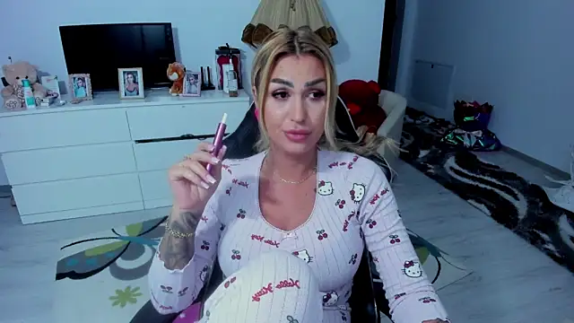 Snapshot of GlossyDiamondX chatting on 09/29/25, 03:28 GlossyDiamondX online show from 09/29/25, 03:28