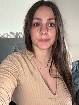 Snapshot of Loella-Rose chatting on 12/15/25, 08:29 Loella-Rose online show from 12/15/25, 08:29