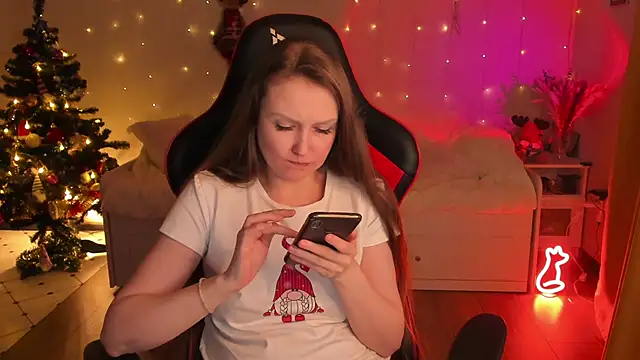 Snapshot of desperatehousewife__ chatting on 12/30/24, 10:10 desperatehousewife online show from 12/30/24, 10:10
