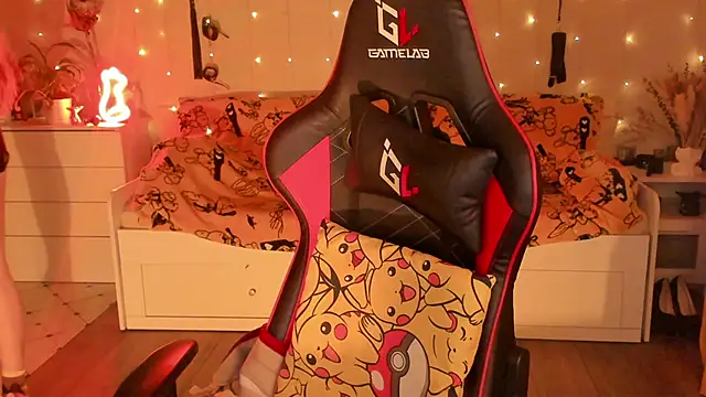 desperatehousewife   online show from 11/17/25, 12:49