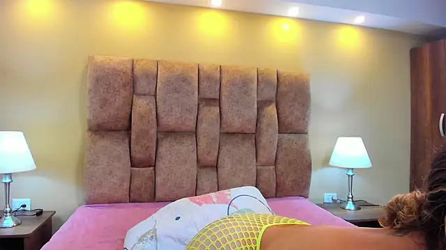 Snapshot of MiiaHot chatting on 12/01/25, 08:36 MiiaHot online show from 12/01/25, 08:36