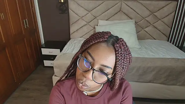 Snapshot of Raquel_jones chatting on 01/23/25, 11:37 Raquel jones online show from 01/23/25, 11:37