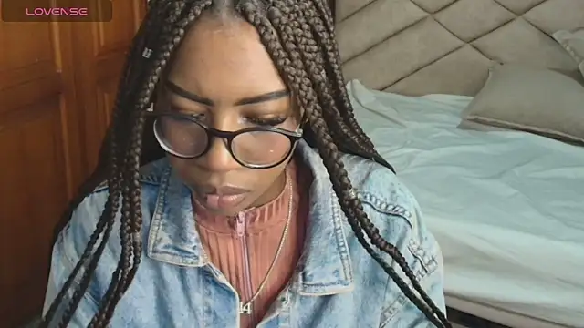 Snapshot of Raquel_jones chatting on 09/30/25, 12:21 Raquel jones online show from 09/30/25, 12:21