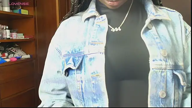 Snapshot of Raquel_jones chatting on 10/03/25, 12:24 Raquel jones online show from 10/03/25, 12:24