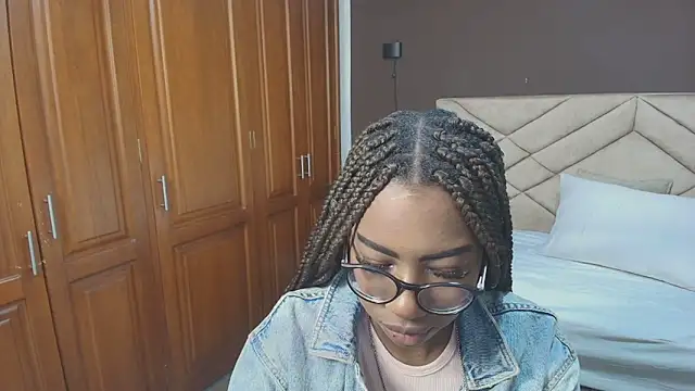 Snapshot of Raquel_jones chatting on 10/22/25, 12:05 Raquel jones online show from 10/22/25, 12:05