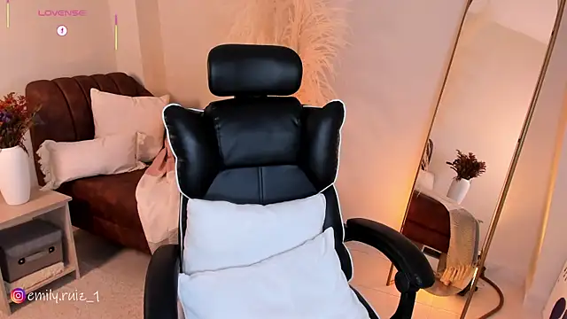 emilyruiz1 online show from 02/18/26, 09:00