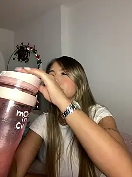 Snapshot of _laura_02 chatting on 12/12/24, 12:38 laura 02 online show from 12/12/24, 12:38