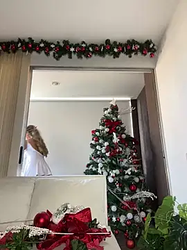 Snapshot of _laura_02 chatting on 12/18/24, 05:52 laura 02 online show from 12/18/24, 05:52