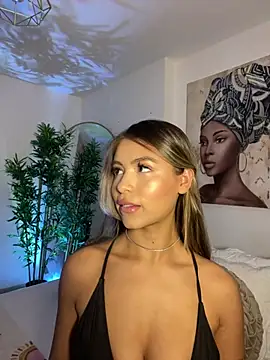 Snapshot of _laura_02 chatting on 12/19/24, 02:24 laura 02 online show from 12/19/24, 02:24