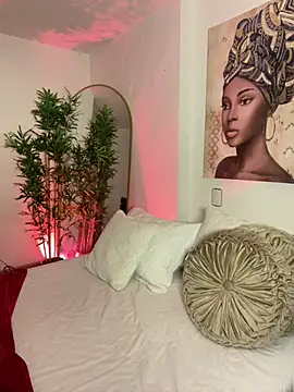 Snapshot of _laura_02 chatting on 12/23/24, 09:18 laura 02 online show from 12/23/24, 09:18