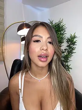 Snapshot of _laura_02 chatting on 03/05/25, 10:10 laura 02 online show from 03/05/25, 10:10