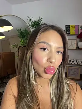 Snapshot of _laura_02 chatting on 03/16/25, 09:47 laura 02 online show from 03/16/25, 09:47