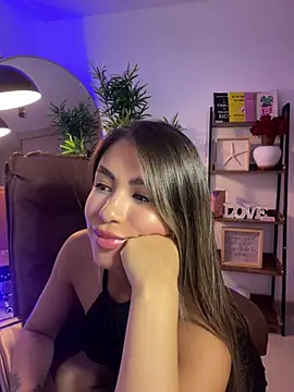 Snapshot of _laura_02 chatting on 03/18/25, 07:53 laura 02 online show from 03/18/25, 07:53