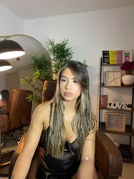 Snapshot of _laura_02 chatting on 03/19/25, 04:55 laura 02 online show from 03/19/25, 04:55