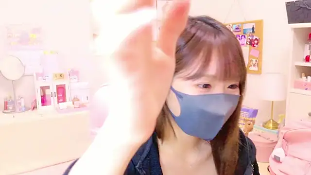 Snapshot of Yui-Ch chatting on 12/18/24, 01:45 Yui-Ch online show from 12/18/24, 01:45