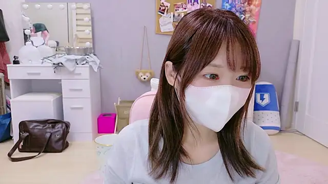 Snapshot of Yui-Ch chatting on 09/08/25, 02:27 Yui-Ch online show from 09/08/25, 02:27