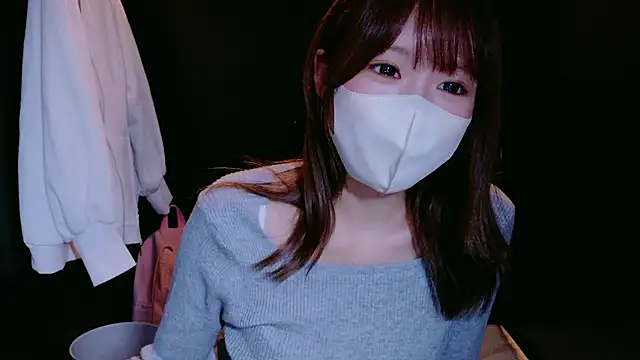 Snapshot of Yui-Ch chatting on 10/13/25, 01:00 Yui-Ch online show from 10/13/25, 01:00