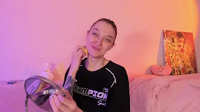 Snapshot of CrystalRey chatting on 02/03/25, 04:04 CrystalRey online show from 02/03/25, 04:04